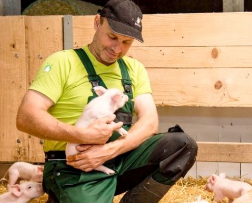 Lori Spuhler betreibt seit 2014 Schweinezucht mit Edelschweinen. Bild: bio-ifanghof.ch
